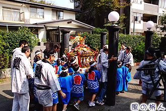弦巻神社の子供神輿渡御の写真