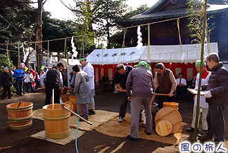 大原稲荷神社の餅つきの神事の写真