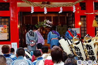赤堤六所神社の神輿渡御の写真