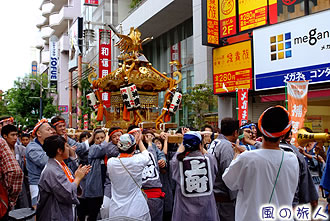 烏山神社の神輿渡御の写真