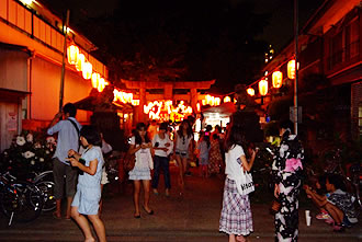 廻沢稲荷神社の盆踊り大会の写真