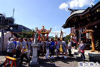 横根稲荷神社の神輿渡御の写真