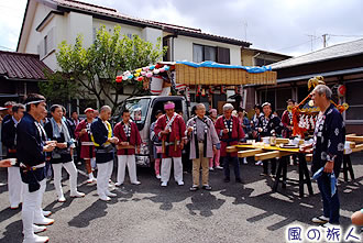 石井戸祭りの神輿渡御の写真