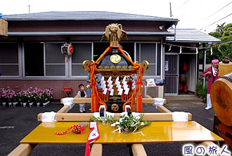 石井戸祭りの神輿渡御の写真