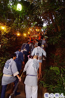岡本八幡神社の神輿渡御の写真