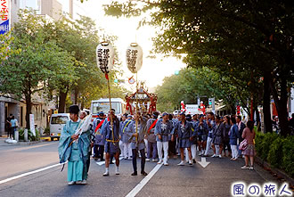 久富稲荷神社の神輿渡御の写真
