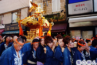 奥沢神社の神輿渡御の写真