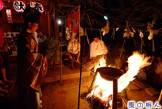 須賀神社例大祭、湯立神事の写真
