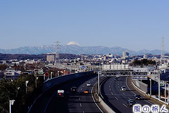 東名高速の橋（大六天橋）からの眺める富士山