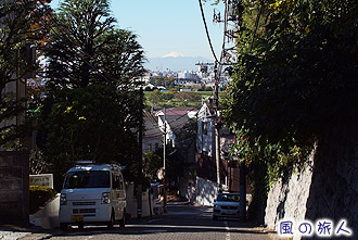 野毛神社前の坂からの眺める富士山
