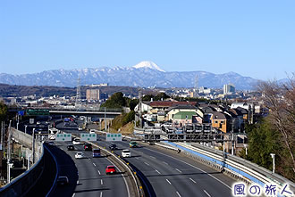 東名高速の橋（グランド橋）からの眺める富士山