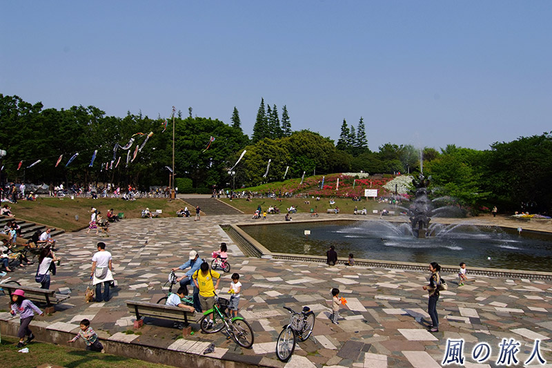 世田谷公園の賑わう噴水広場