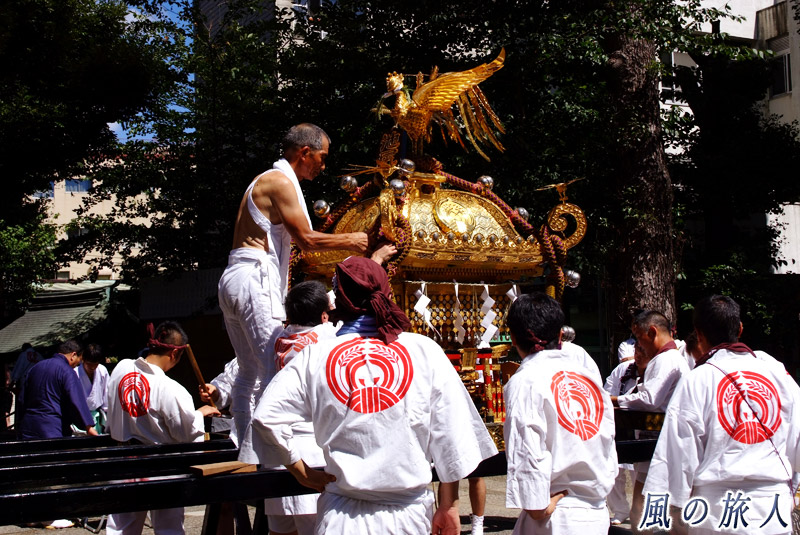 池尻稲荷神社例大祭　神輿の飾りつけの写真