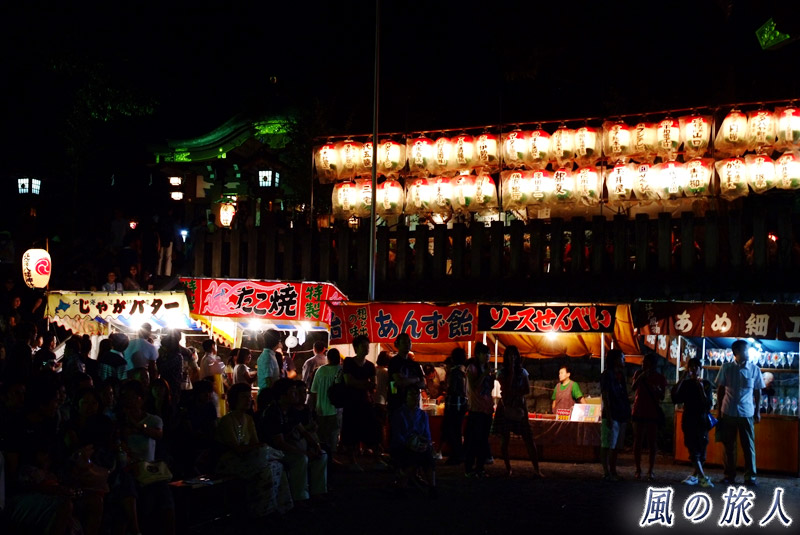 北沢八幡神社　夜の境内の様子
