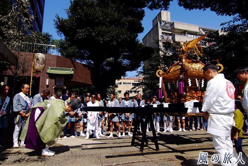 池尻稲荷神社例大祭　神輿の神事の写真