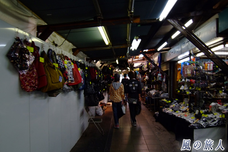 下北沢北口の駅前食品市場　衣料品関係の店が並ぶ通路