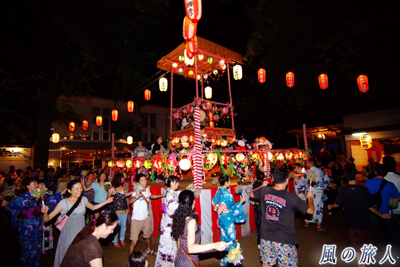 羽根木神社　盆踊りの櫓と楽しく踊る人々