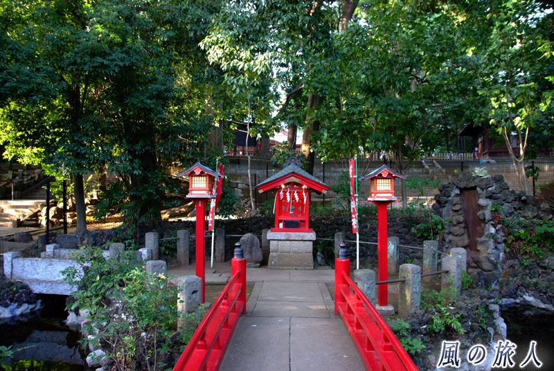 世田谷八幡宮　厳島神社と弁天池