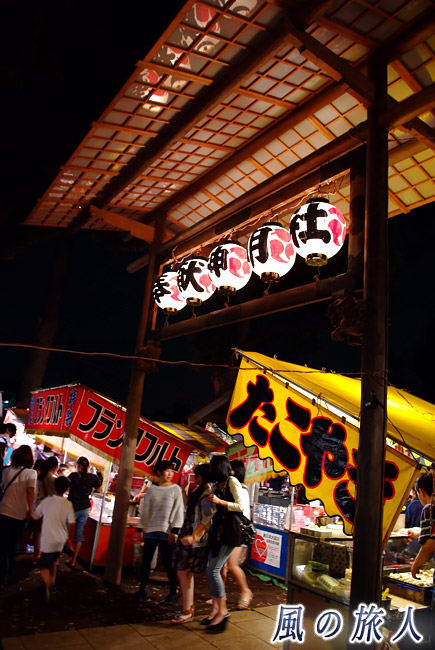 上祖師谷神明神社の秋祭り　屋台が並ぶ参道