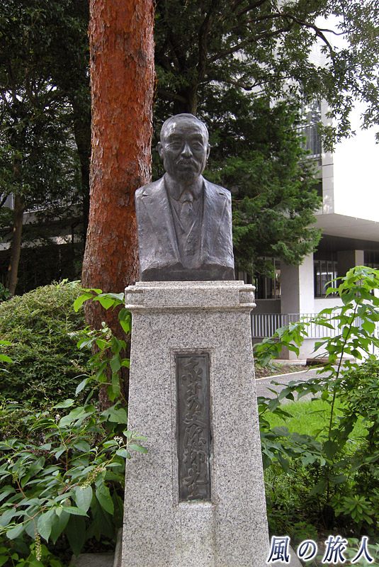 創設者、澤柳政太郎氏の像