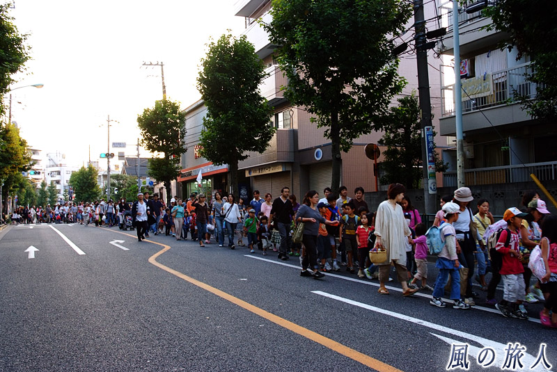 喜多見氷川神社の秋祭り　世田谷通りを進む長い行列