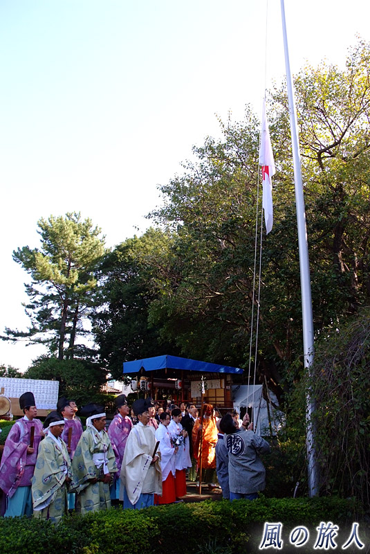 喜多見氷川神社の秋祭り　国歌斉唱と国旗の掲揚