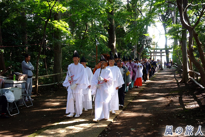 喜多見氷川神社の秋祭り　参道を進む列
