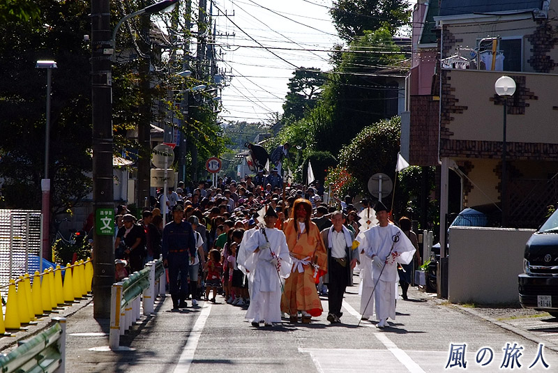 喜多見氷川神社の秋祭り　路地に溢れる神幸行列