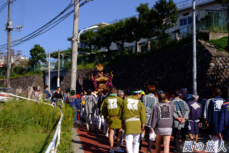 喜多見氷川神社の秋祭り　坂道を進む神輿