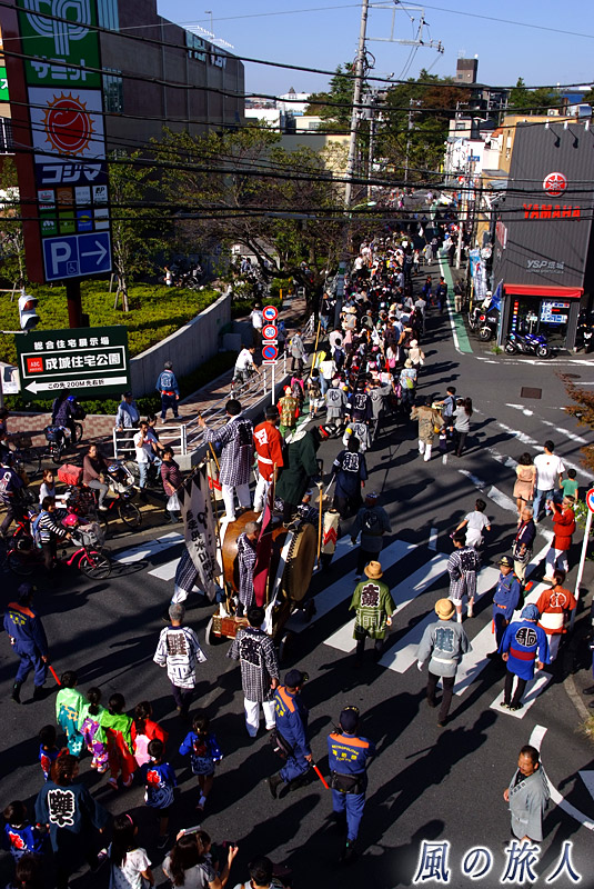 喜多見氷川神社の秋祭り　世田谷通りの成城分岐の交差点を進む太鼓車