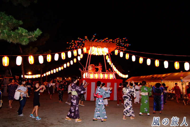 宇奈根氷川神社の盆踊り　独特な雰囲気の境内