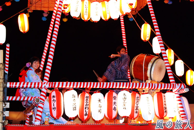 宇奈根氷川神社の盆踊り　鼓を叩く若者達