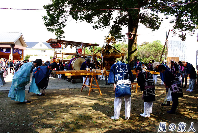 宇奈根氷川神社の秋祭り　神輿の御魂入れ