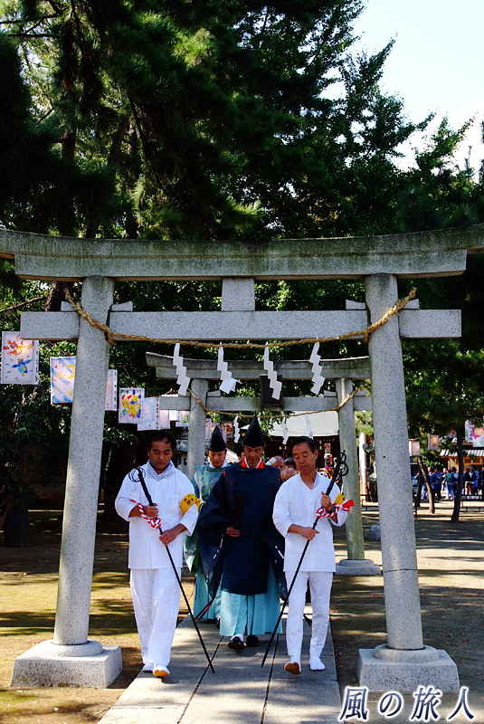 宇奈根氷川神社の秋祭り　参道を進む神職
