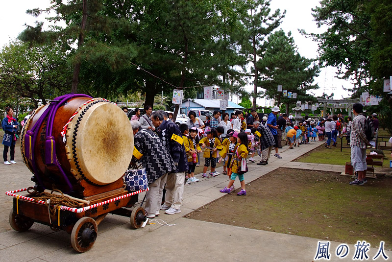 宇奈根氷川神社の秋祭り　太鼓の宮出し準備中