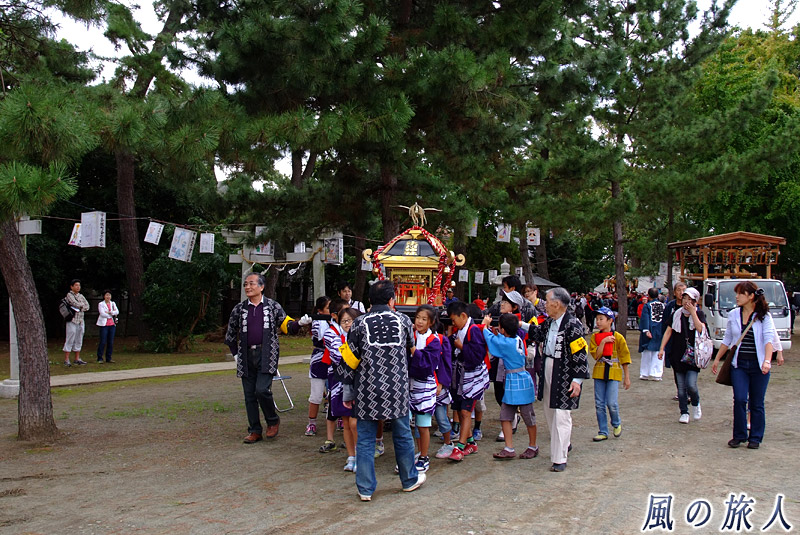宇奈根氷川神社の秋祭り　子供神輿の宮出し