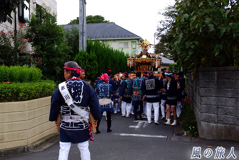 宇奈根氷川神社　狭い路地を進む神輿
