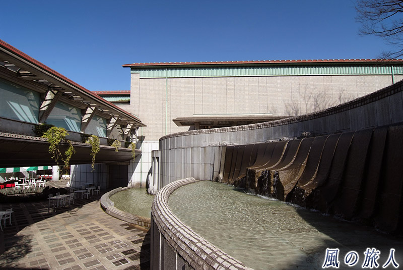 世田谷美術館　噴水のある中庭