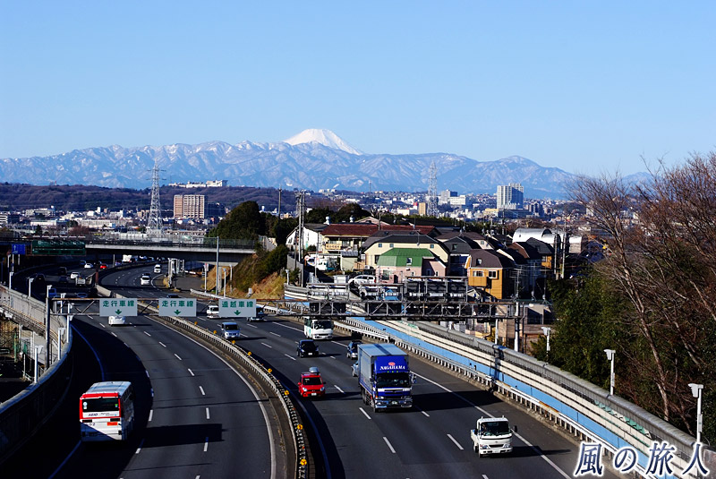 東名グランド橋　早朝の富士山のある風景