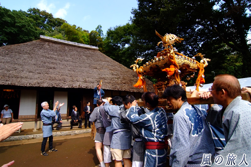 民家園と岡本八幡の神輿の写真