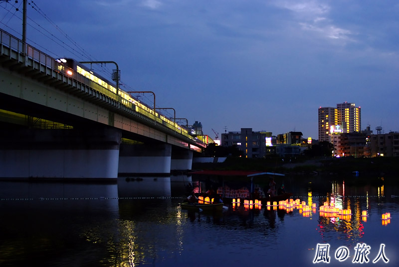 狛江市、多摩川灯ろう流しを写した写真
