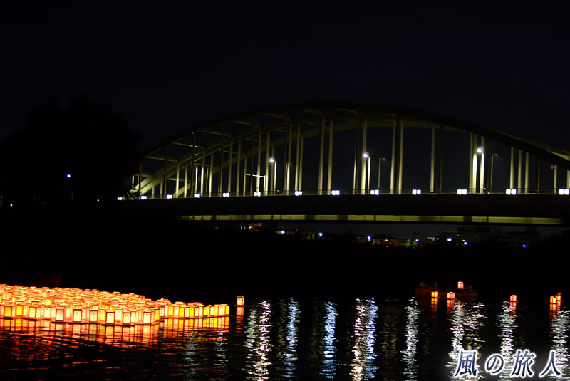 狛江市、多摩川灯ろう流しを写した写真