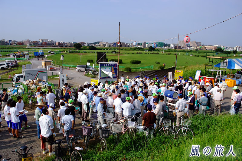 多摩川クリーン作戦に集まった人々を写した写真