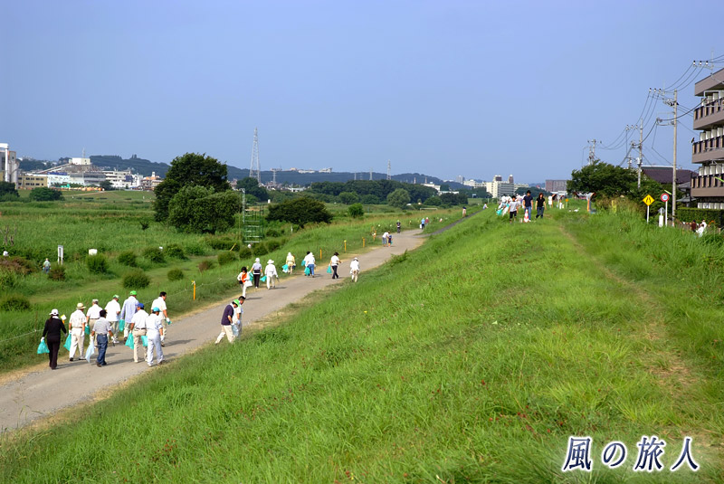 多摩川クリーン作戦　ゴミを拾いながら歩く人々を写した写真