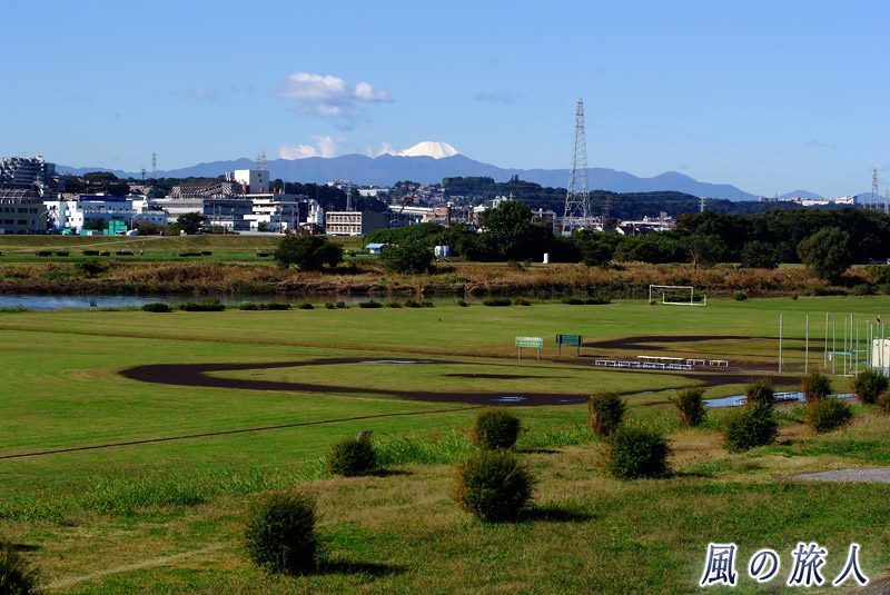 多摩川の風景　多摩川のグラウンドと富士山を写した写真