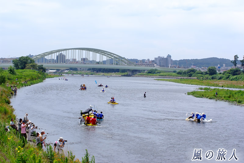 狛江古代カップ　多摩川を下っていく筏を写した写真