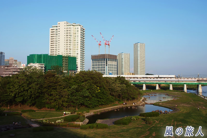 多摩川の風景　兵庫島公園と二子玉川を写した写真