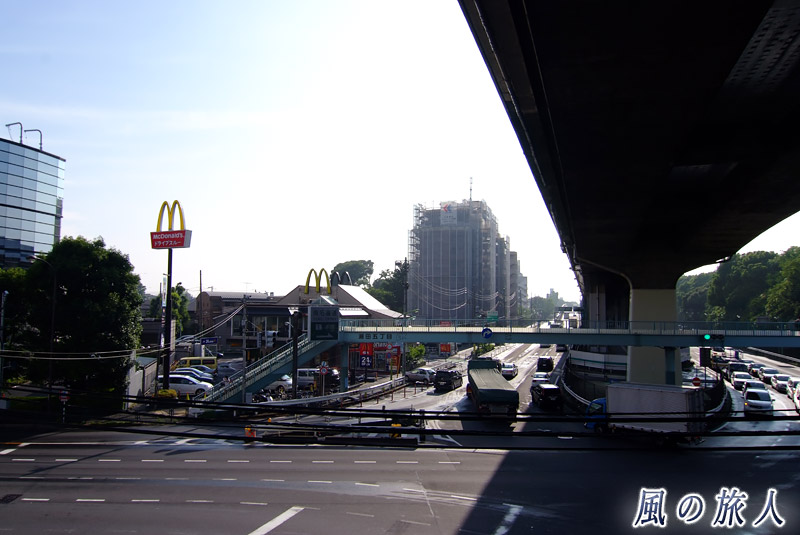 環八東名高速入り口とマクドナルドの写真