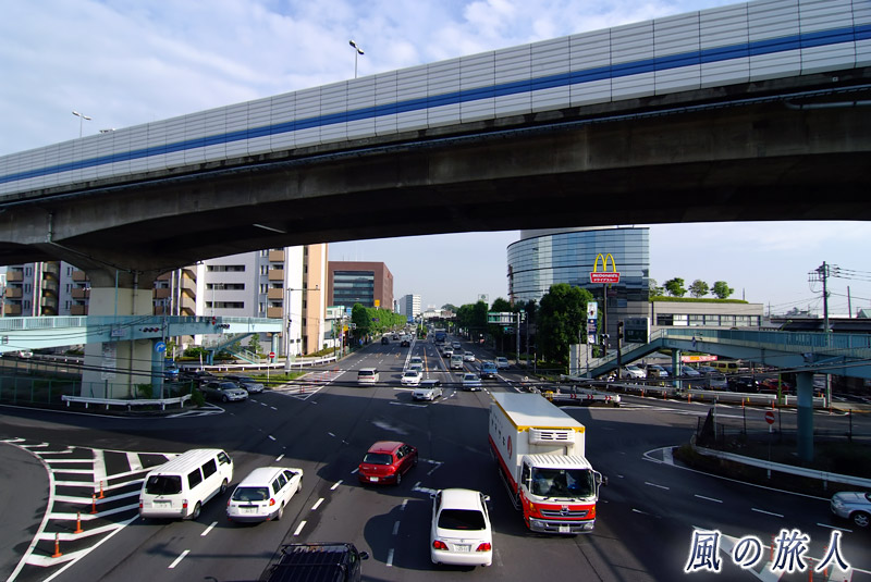 環八東名高速入り口の交差点の写真