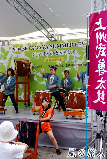 世田谷ふるさと区民まつり　ケヤキ広場の並木ステージの写真